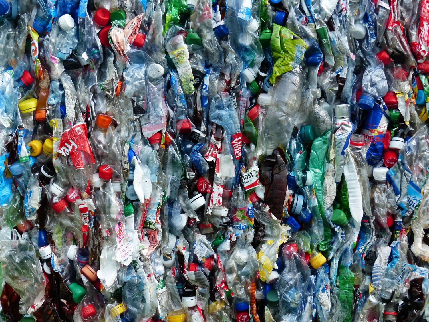 Samengeperste plastic flessen — ruwe, ongesorteerde verpakkingsstroom